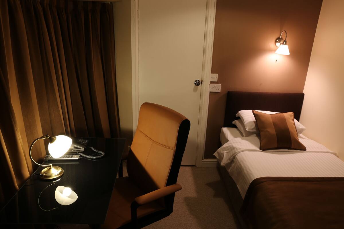 Single Room | Iron/ironing board, free WiFi, alarm clocks