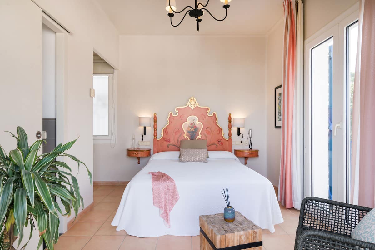 double room, sea view | in-room safe, desk, iron/ironing board, free wifi