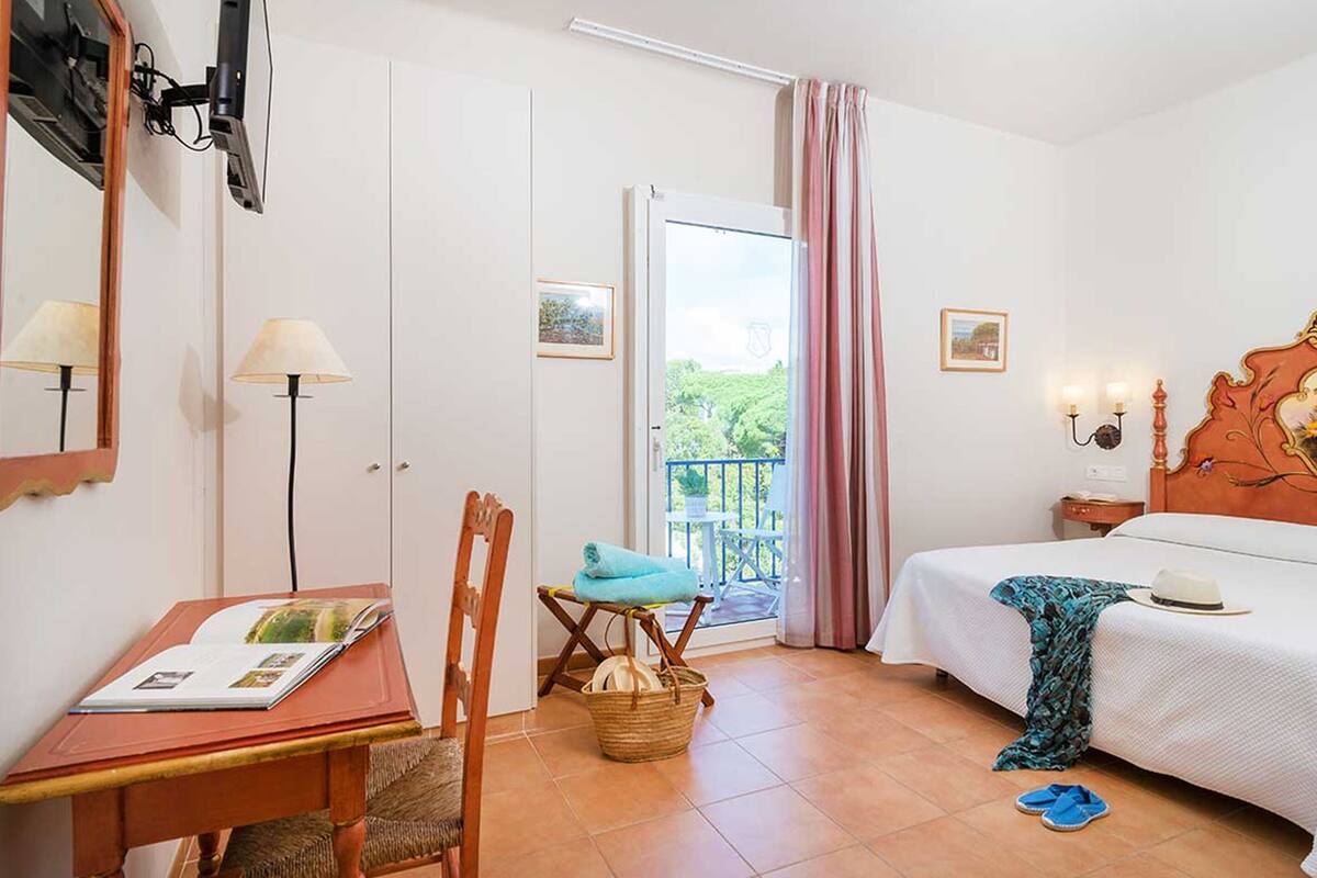 standard double room | in-room safe, desk, iron/ironing board, free wifi