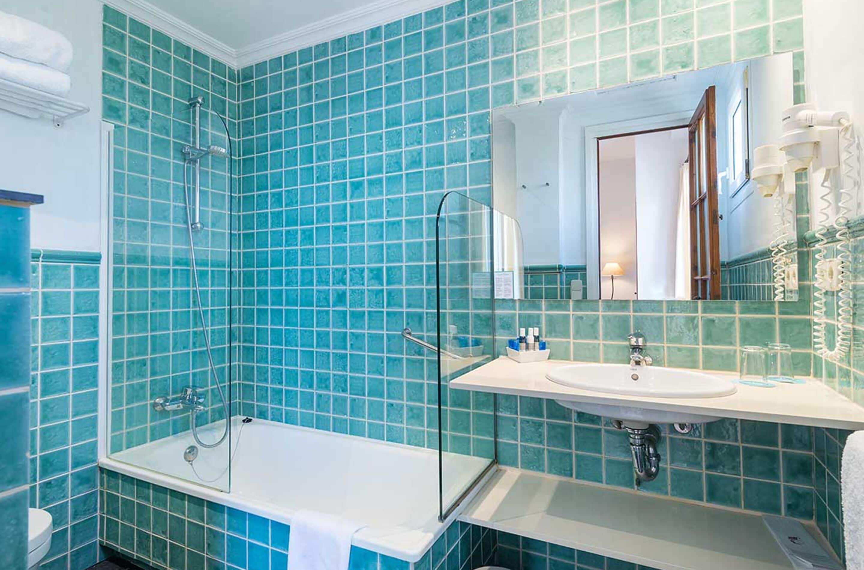 superior double room | bathroom | shower, hair dryer, towels