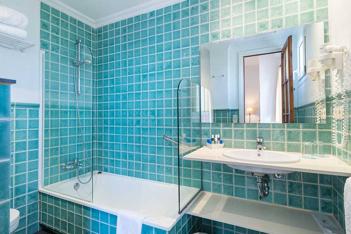 superior double room | bathroom | shower, hair dryer, towels