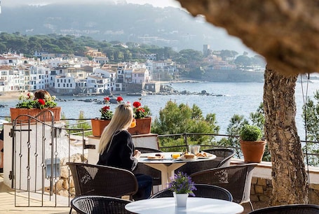 Restaurante al aire libre. Hotel Sant Roc