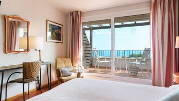 Superior tweepersoonskamer | Een kluis op de kamer, een bureau, een strijkplank/strijkijzer