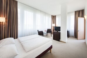 Sengetøy av topp kvalitet, minibar, safe på rommet og skrivebord