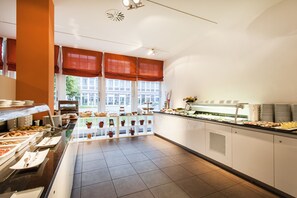 Daily cooked-to-order breakfast for a fee - acom Hotel München (Munich)