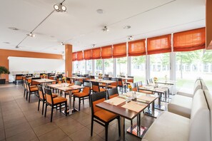 Café da manhã feito na hora todos os dias mediante uma taxa