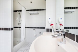 Combined shower/tub, hair dryer, towels - acom Hotel München (Munich)