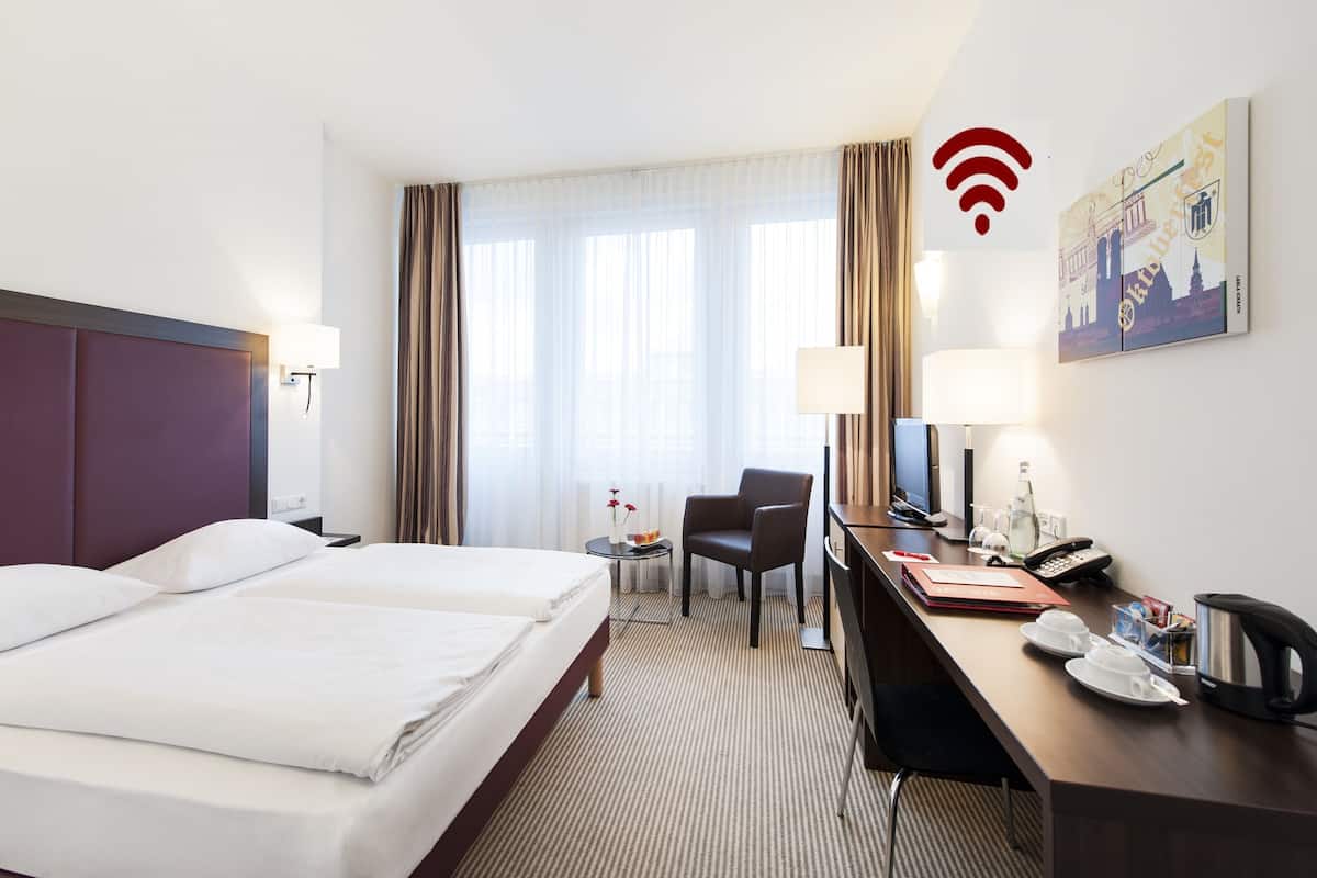 2 bedrooms, premium bedding, minibar, in-room safe
