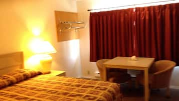 Desk, soundproofing, free WiFi, bed sheets