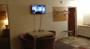 Family Suite | Desk, soundproofing, free WiFi, bed sheets