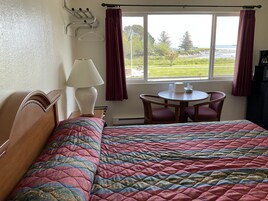 Standard Room, 1 King Bed, Ocean View | Desk, soundproofing, free WiFi, bed sheets