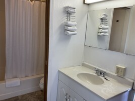Bañera con ducha, artículos de tocador gratuitos, toallas
