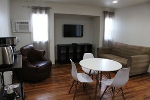 Phòng Deluxe, không hút thuốc | Khu phòng khách | TV màn hình phẳng 28-inch có truyền hình cáp, TV 