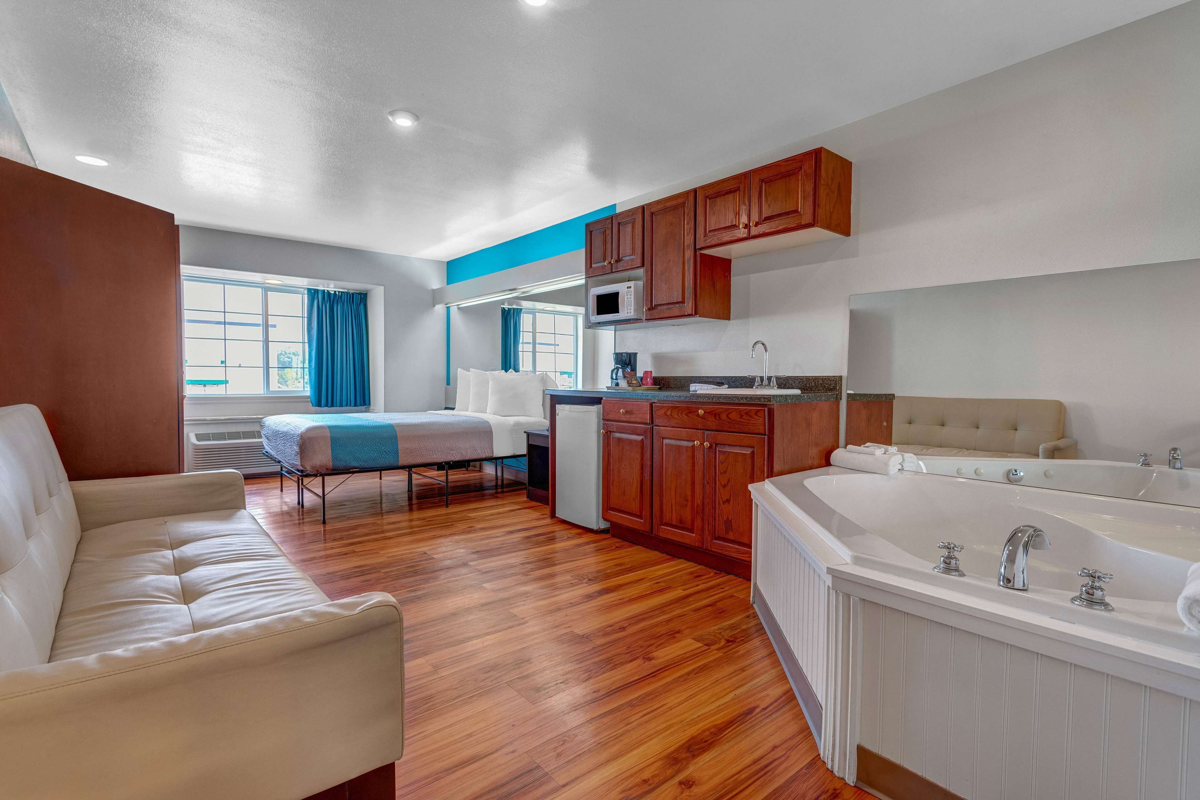 Een bureau, verduisterende gordijnen, een strijkplank/strijkijzer