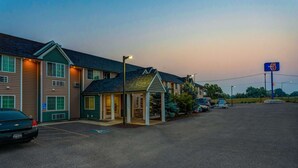 A motel with a parking lot, a handicap accessible sign, and a '6' sign indicating the number of rooms. - Motel 6 Idaho Falls, ID - Snake River (Idaho Falls)