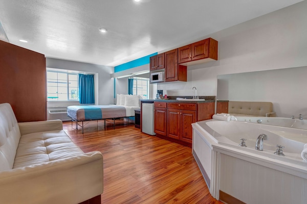 Escrivaninha, cortinas blackout, ferros/tábuas de passar roupa