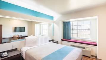 Skrivebord, blendingsgardiner, strykejern/-brett og wi-fi (inkludert)