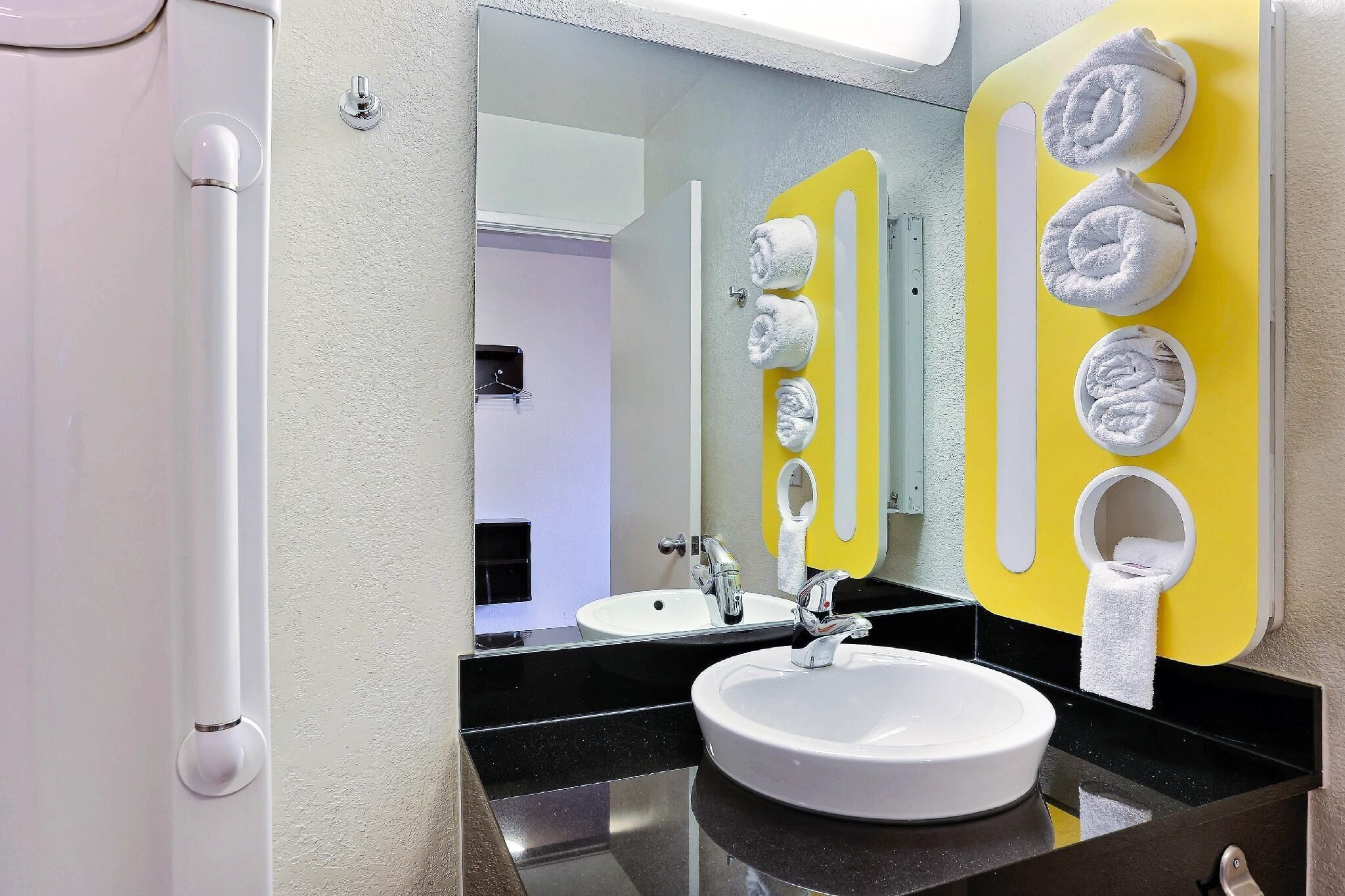 Combined shower/bathtub, free toiletries, towels