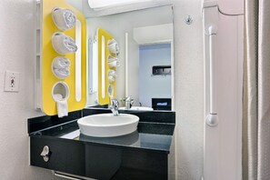 Combined shower/tub, free toiletries, towels