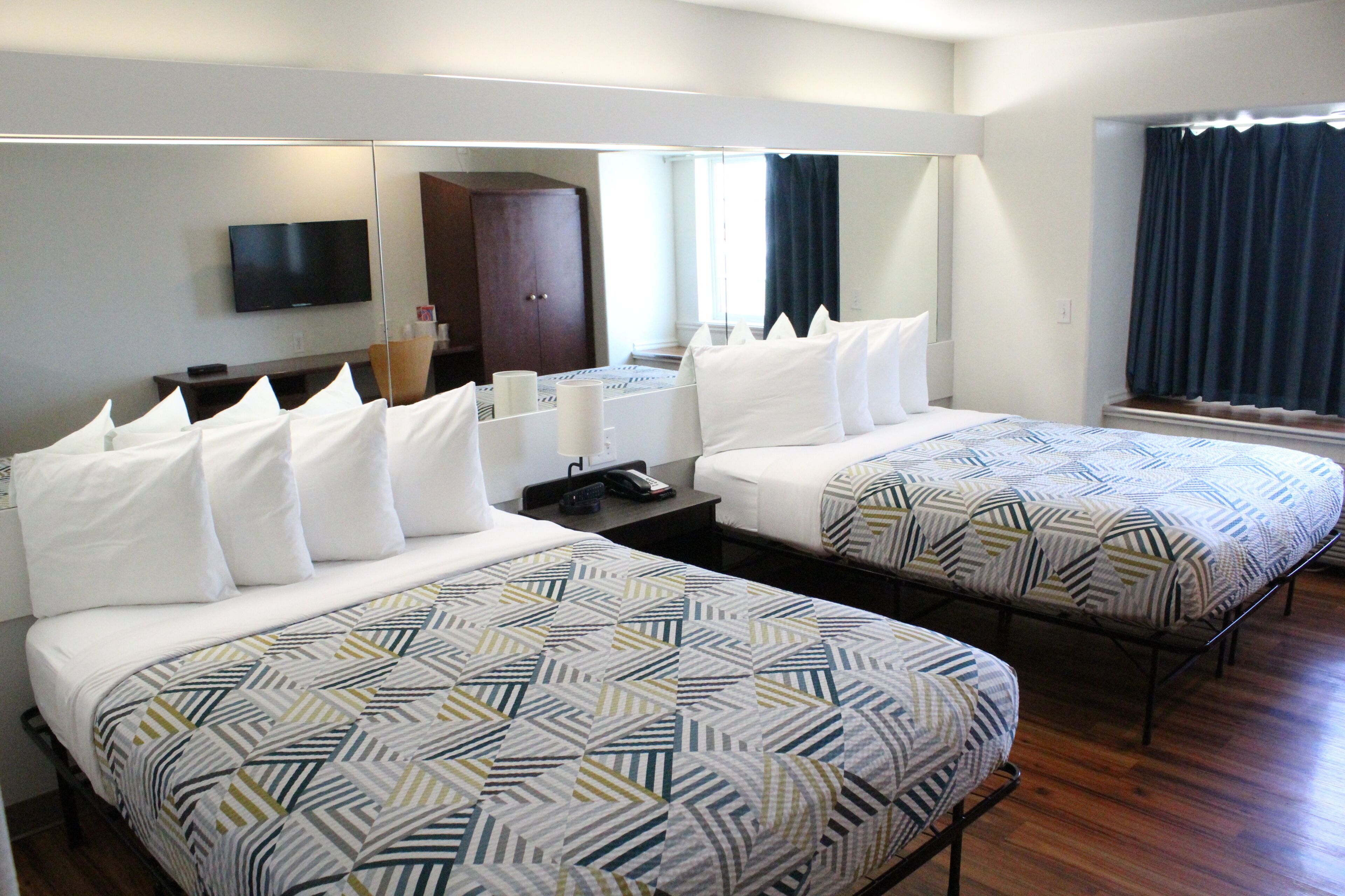 Habitación estándar, 2 camas de matrimonio, no fumadores | Escritorio, cortinas opacas, tabla de planchar con plancha y wifi gratis
