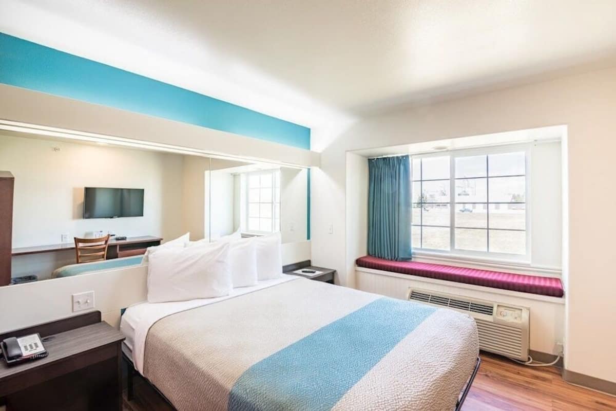 办公桌、遮光窗帘、熨斗/熨衣板、免费 WiFi