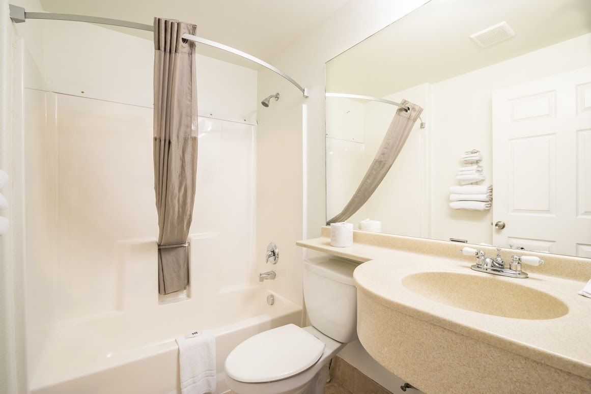 Ensemble baignoire-douche, articles de toilette (gratuits)