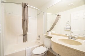 Ducha y bañera combinadas y artículos de higiene personal gratuitos