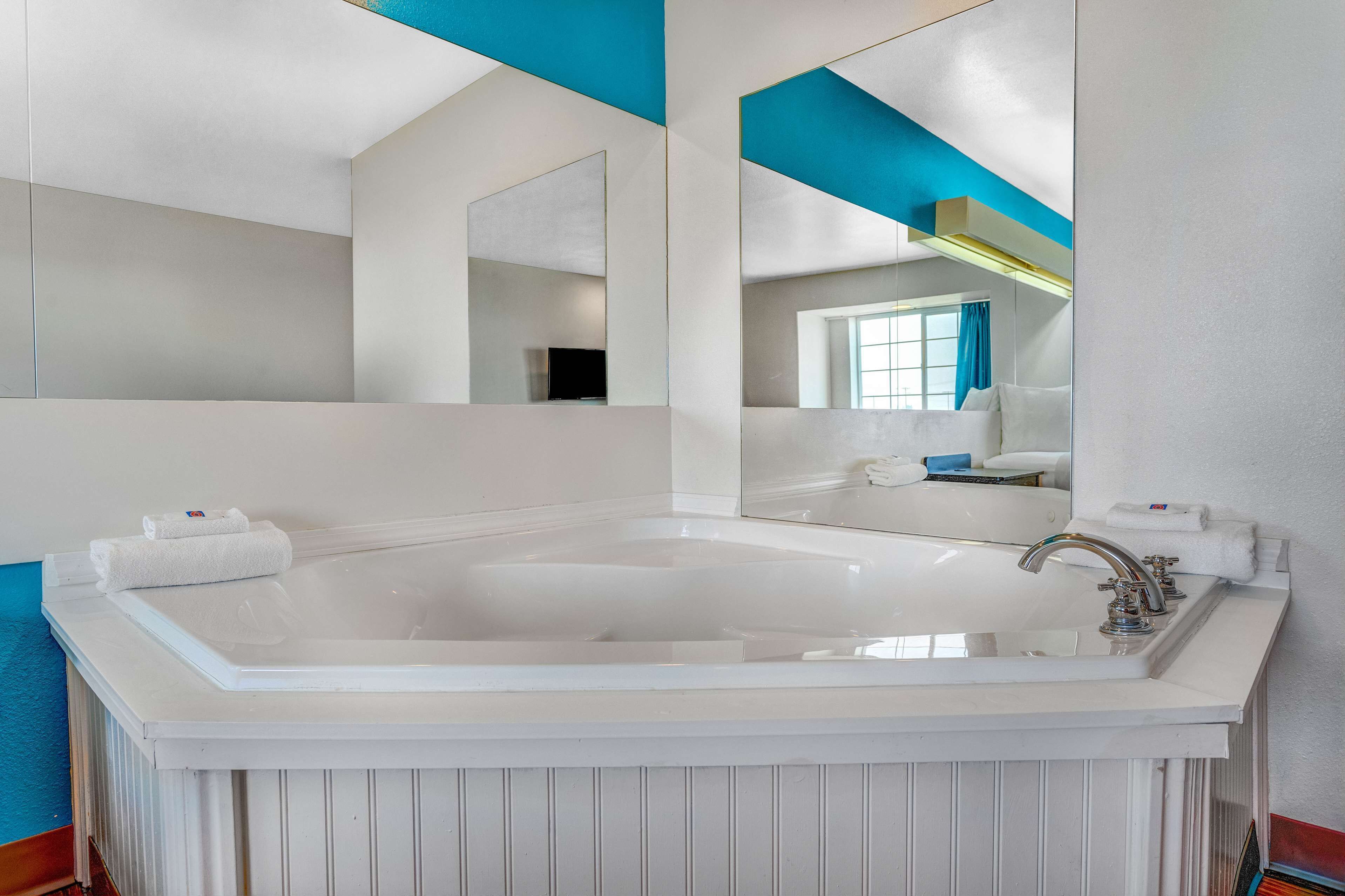 Kombinert dusj/badekar, toalettartikler (inkludert) og håndklær