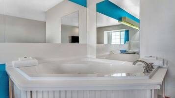 Duschwanne, kostenlose Toilettenartikel, Handtücher