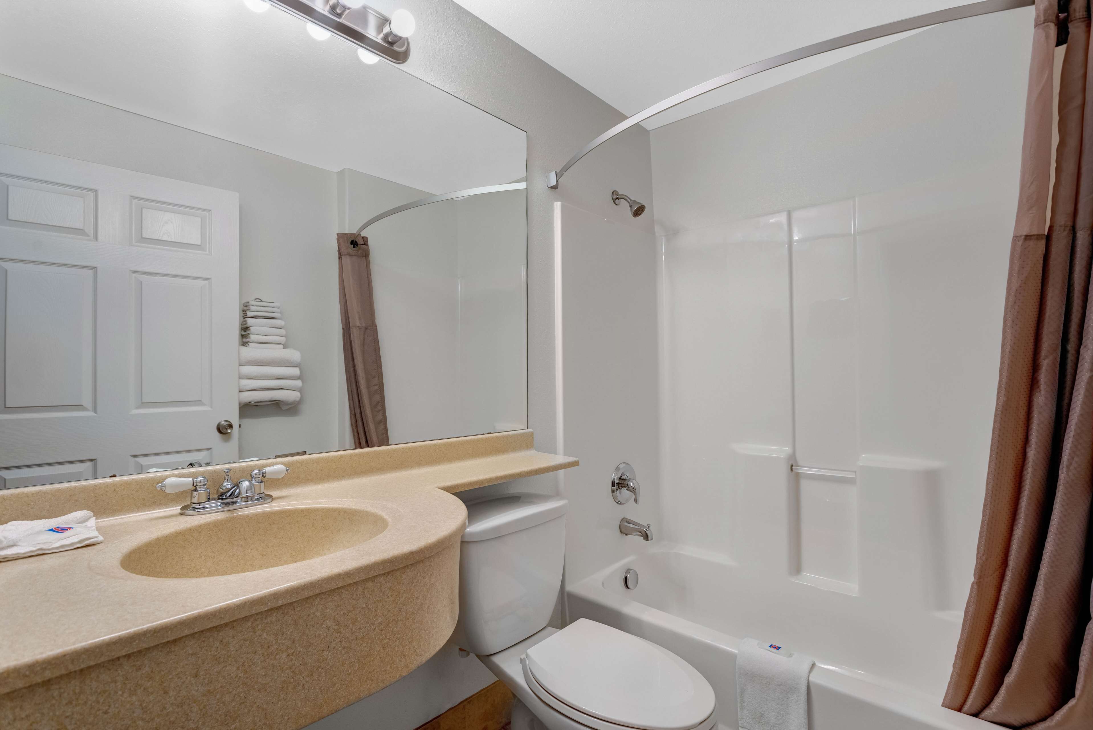 Ein Badezimmer mit Waschbecken, Toilette und Badewanne.