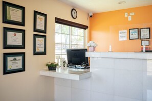 Kios check-in/check-out