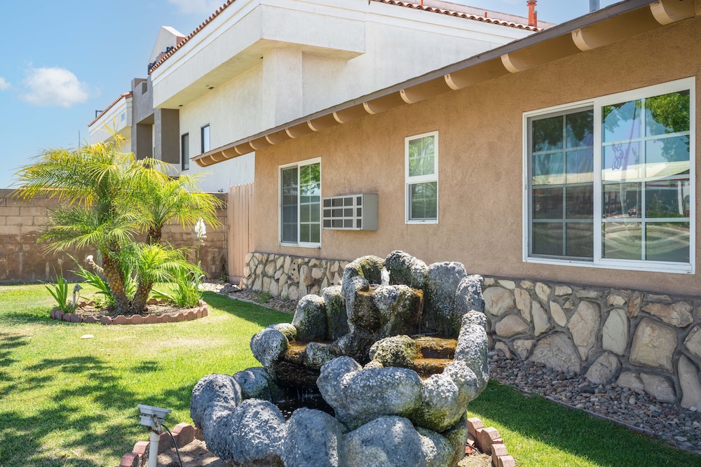 Solaire Inn & Suites