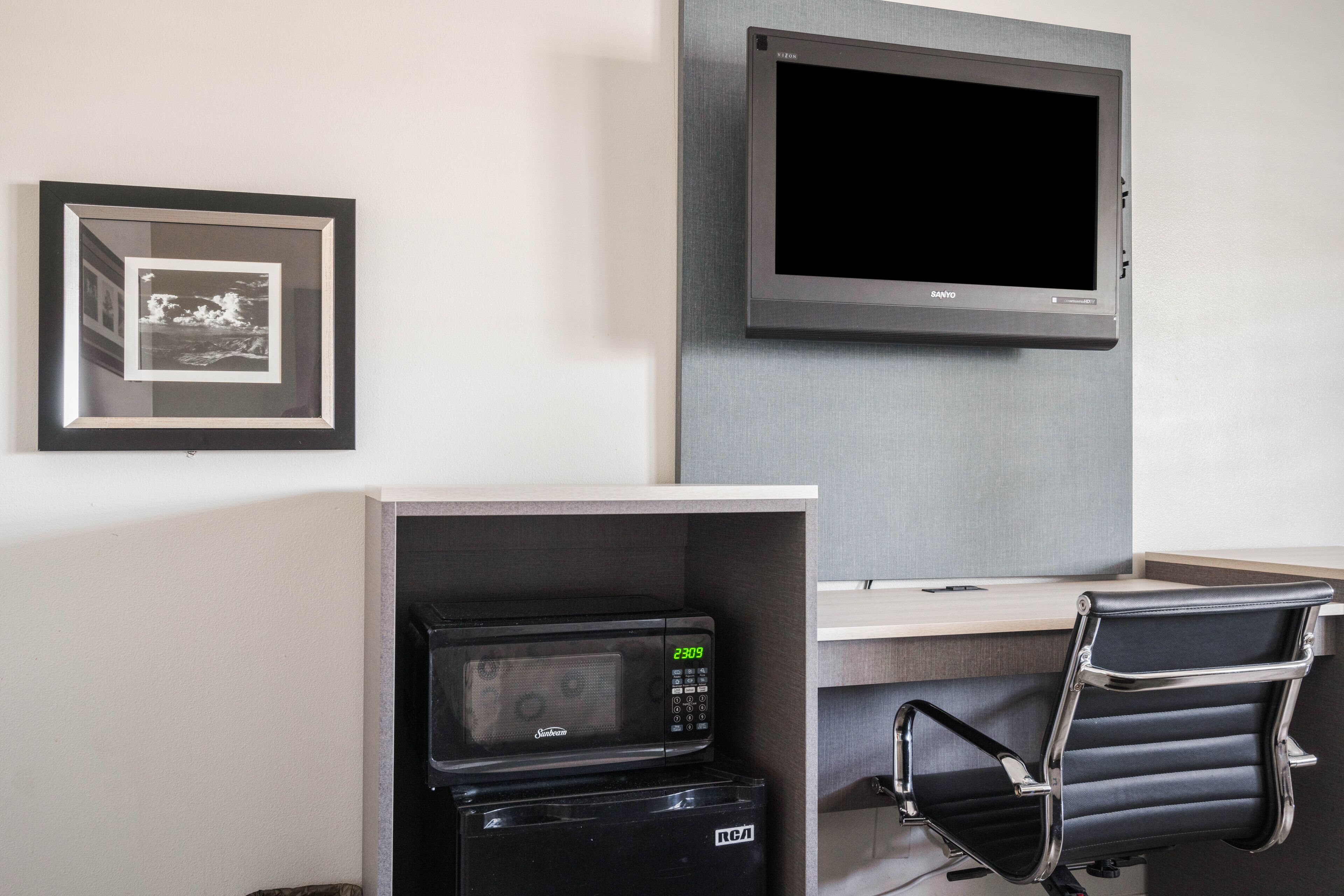 Standard Room, 1 King Bed, Non Smoking | Television