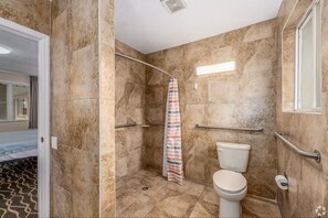 Quarto standard, vista para a cidade | Banheiro | Chuveiro com efeito de chuva, toalhas de banho, sabonete