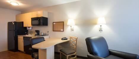 Caja de seguridad en la habitación y escritorio