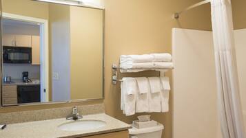 Bañera con ducha, artículos de tocador gratuitos, secador de pelo