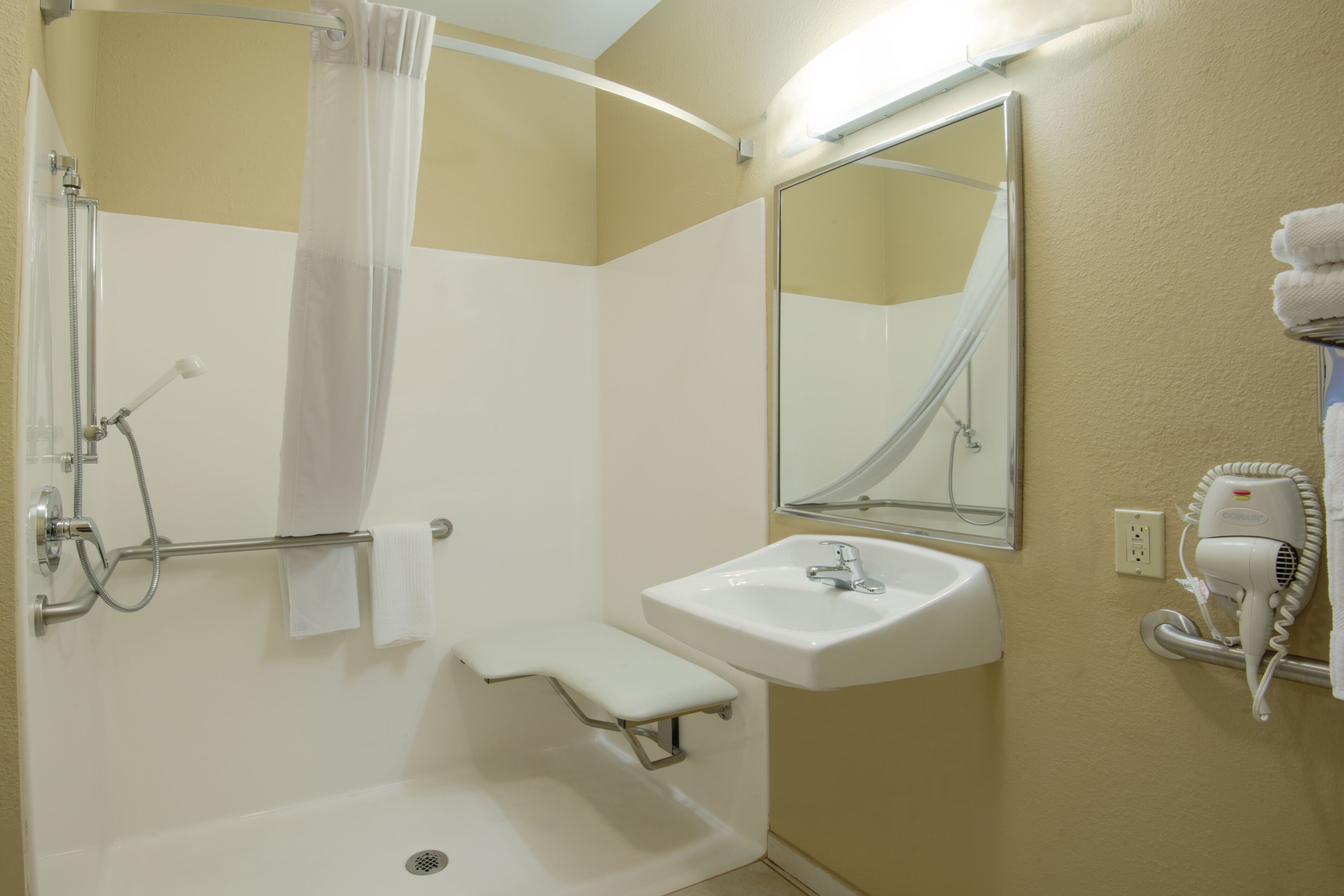 combined shower/bathtub, free toiletries, hair dryer, towels