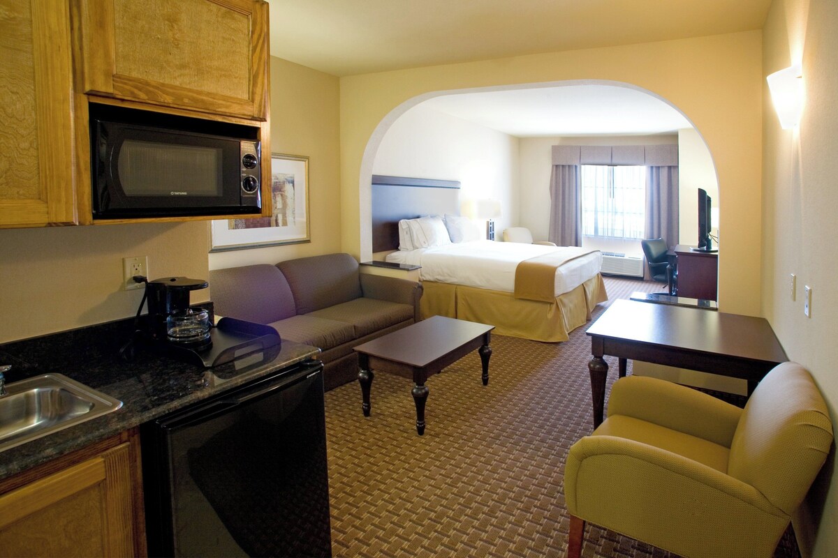Suite, 1 King Bed (Additional Living Area) | In-room safe, desk, iron/ironing board, cribs (free)