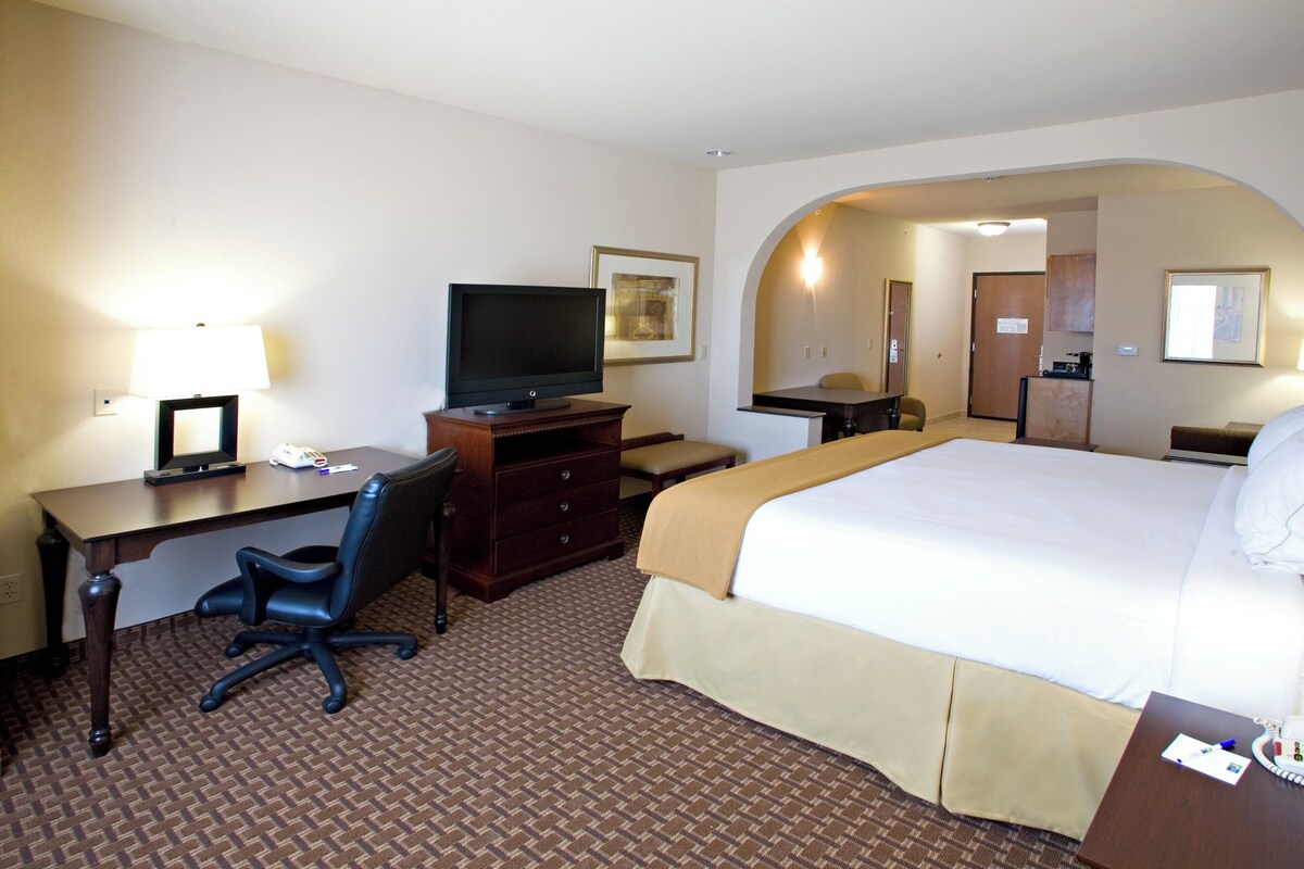 Standard Room, 1 King Bed | In-room safe, desk, iron/ironing board, cribs (free)