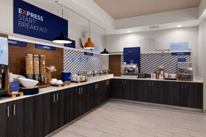 Free buffet breakfast  - Holiday Inn Express & Suites Kingsville by IHG (Kingsville)