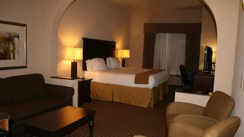 Peti besi dalam bilik, meja, seterika/papan seterika