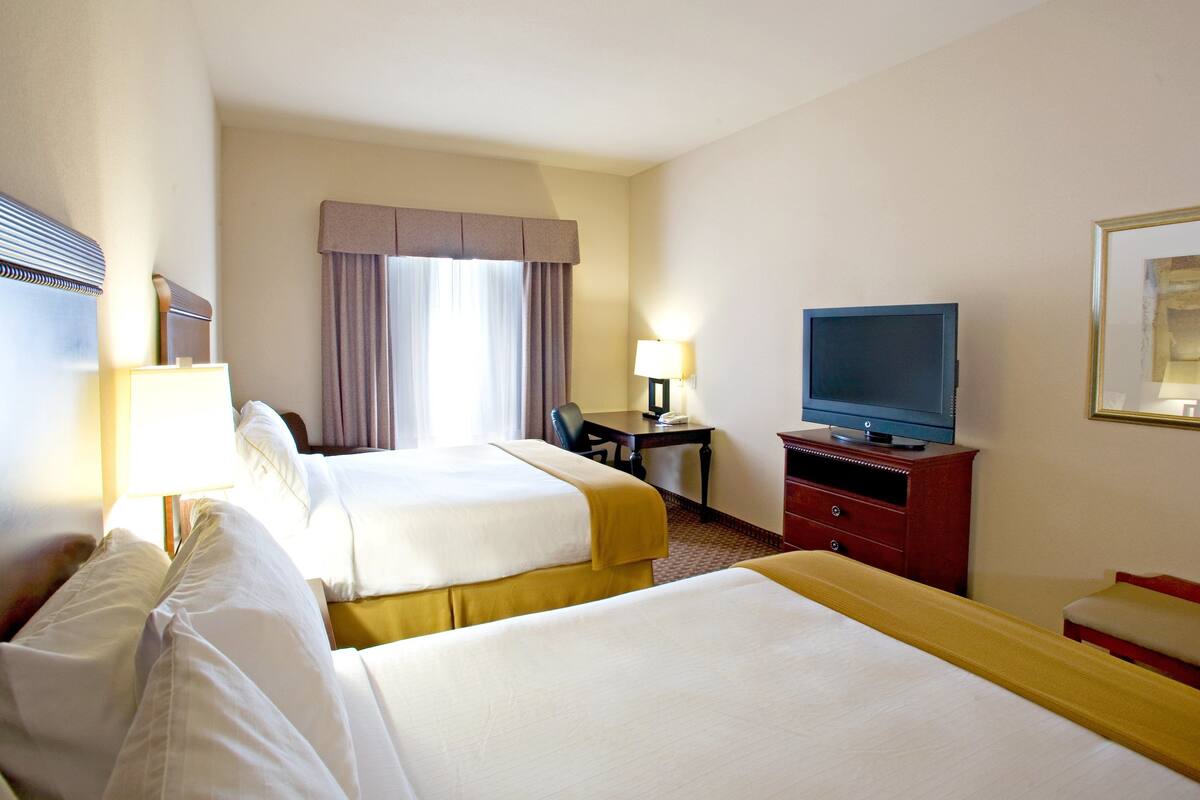 Chambre Standard, 2 grands lits, douche accessible en fauteuil roulant (Communications Accessible)