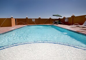 Outdoor pool - Holiday Inn Express & Suites Kingsville by IHG (Kingsville)
