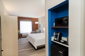 Desk, laptop workspace, blackout drapes, iron/ironing board - Holiday Inn Express Hotel & Suites Magee by IHG (Magee)