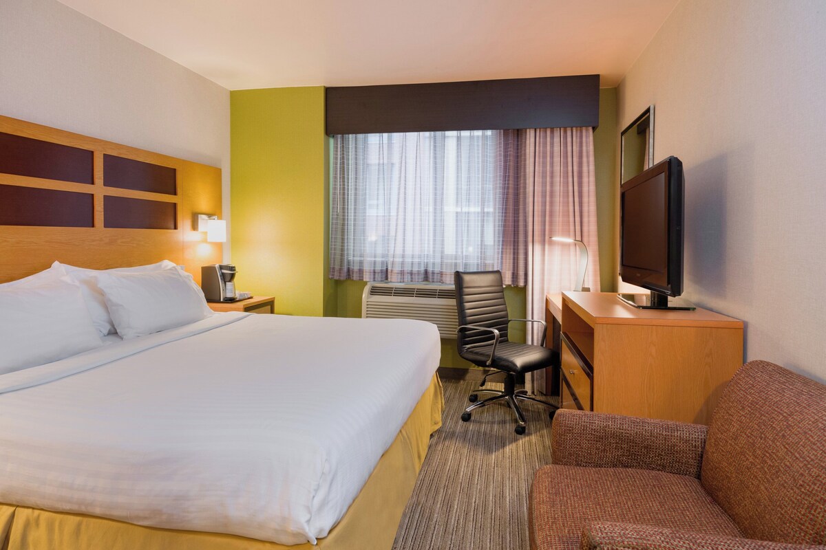 In-room safe, desk, blackout drapes, soundproofing