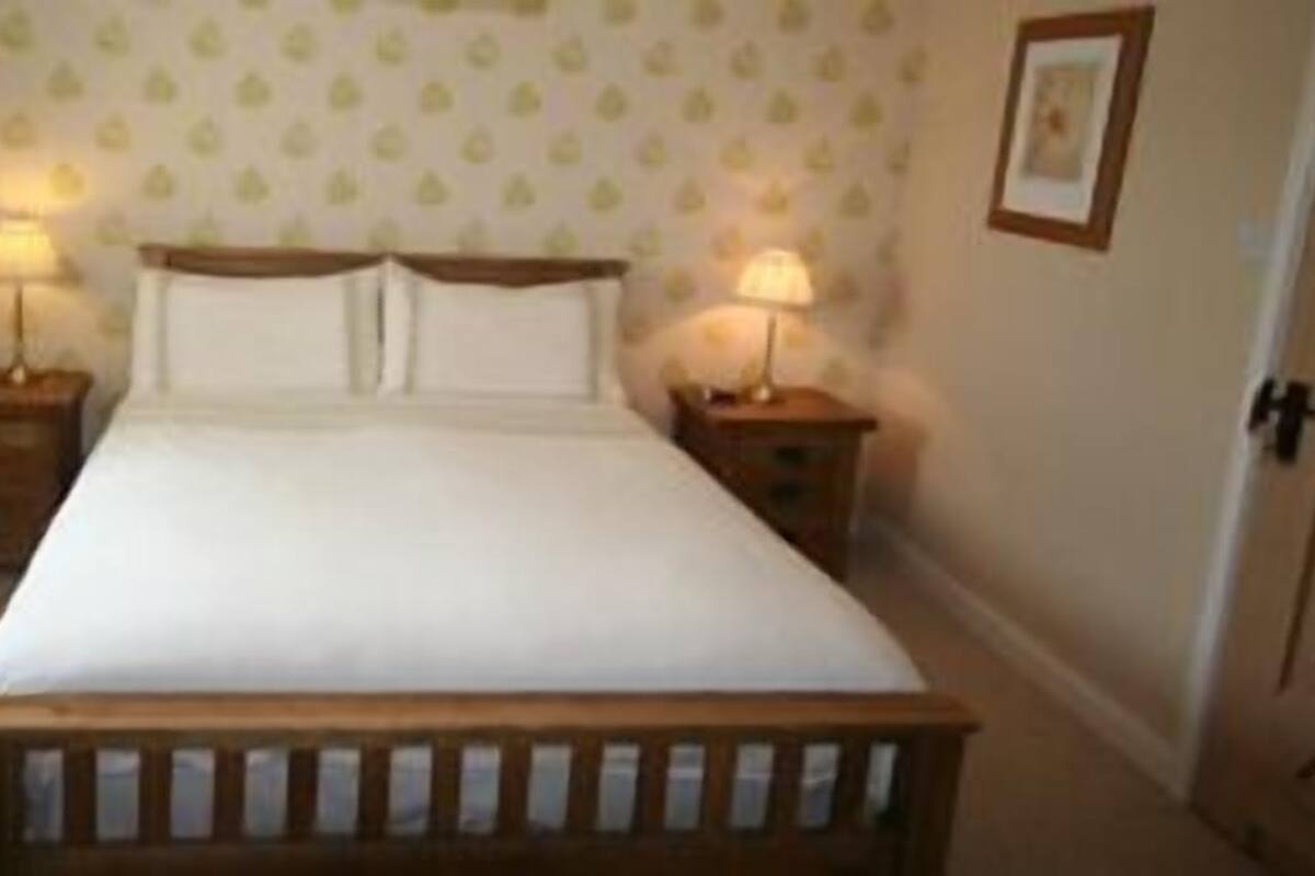 Double Room, Ensuite, Garden View (with Shower) | Individually decorated, individually furnished, iron/ironing board