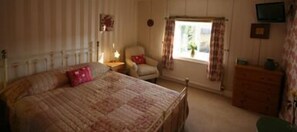 Superior Double Room, 1 King Bed, Ensuite, Garden View | Individually decorated, individually furnished, iron/ironing board
