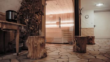 Un sauna, una bañera de hidromasaje, baño turco, baño turco/hammam