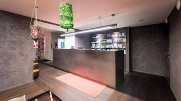 Un sauna, una bañera de hidromasaje, baño turco, baño turco/hammam