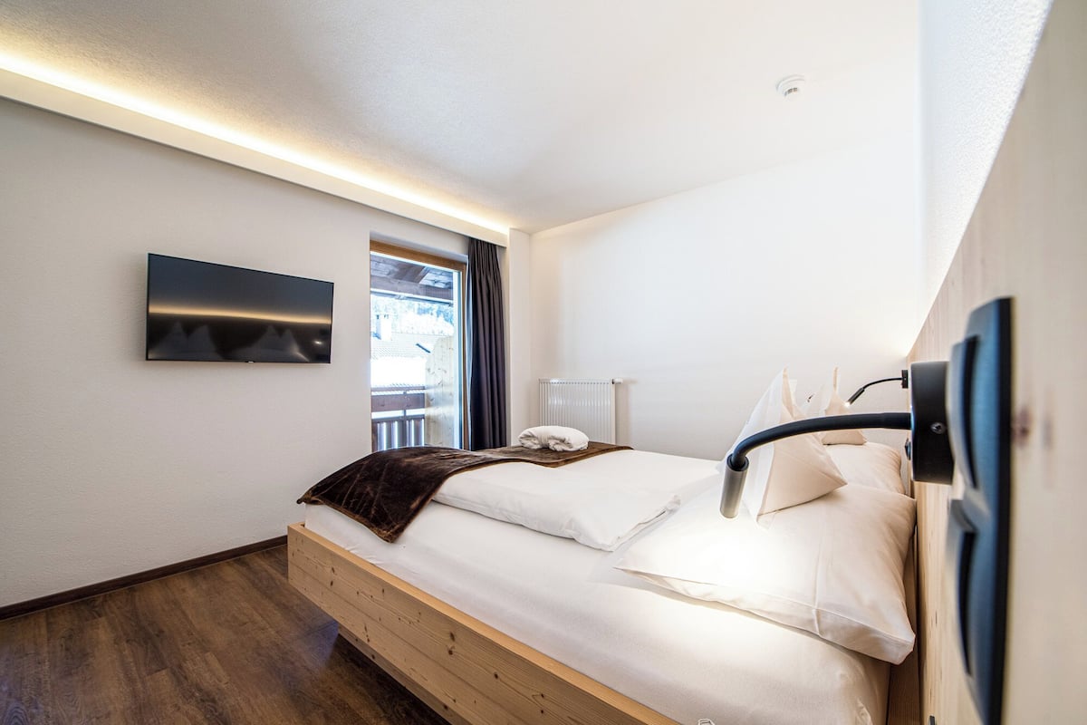Business enkelrum | 1 sovrum, duntäcken, minibar och värdeförvaringsskåp på rummet